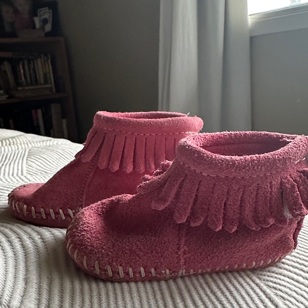 Minnetonka Kids Moccasins in Pink Suede